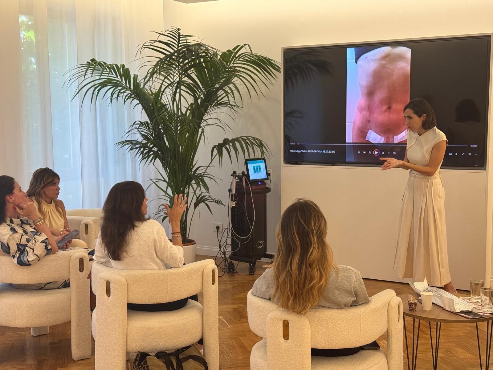 la dott.ssa valentina finotti illustra gli approcci di medicina rigenerativa funzionale durante l'incontro