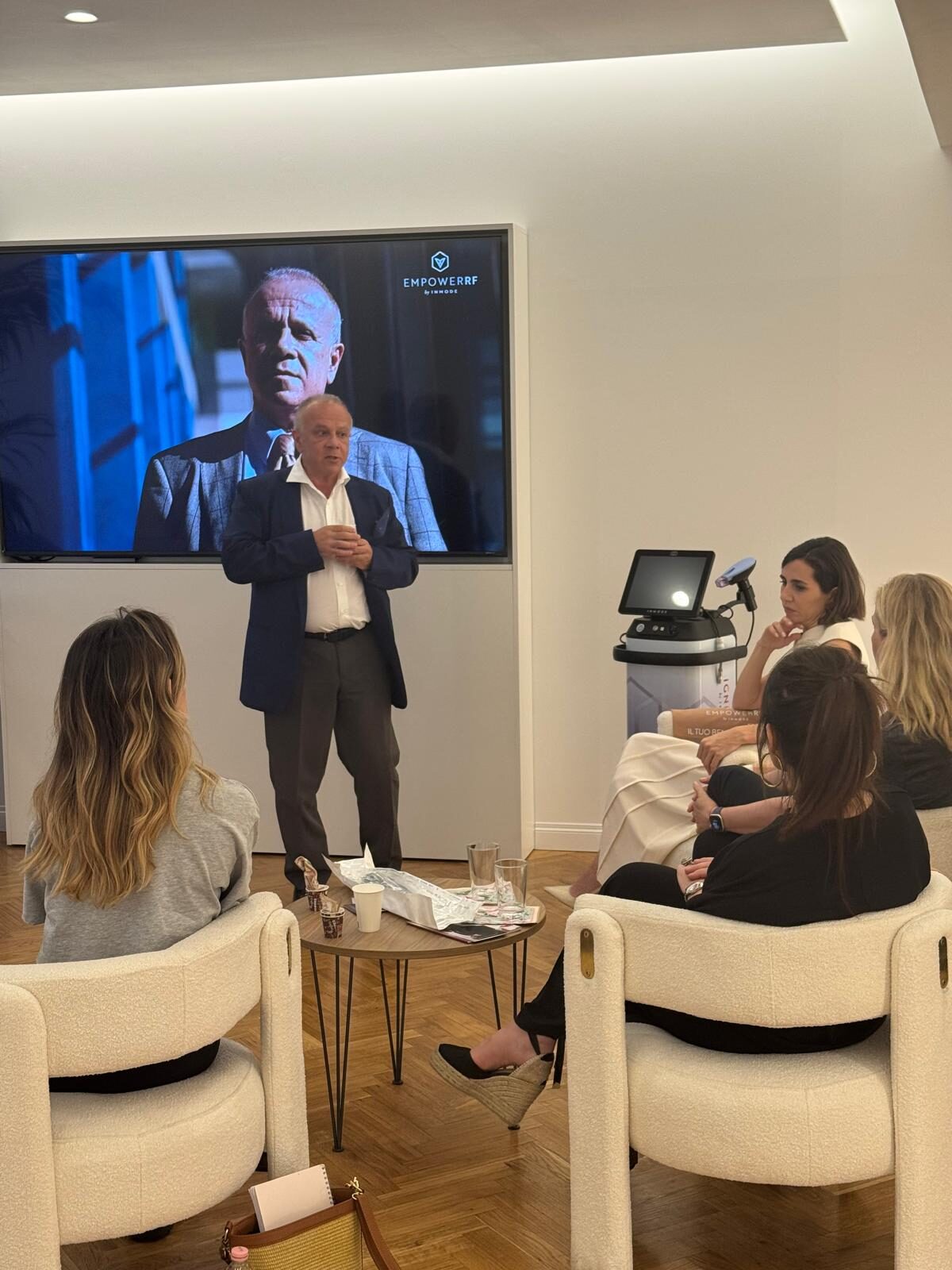 il prof. stefano salvatore durante il suo intervento all'incontro sul benessere femminile in sede